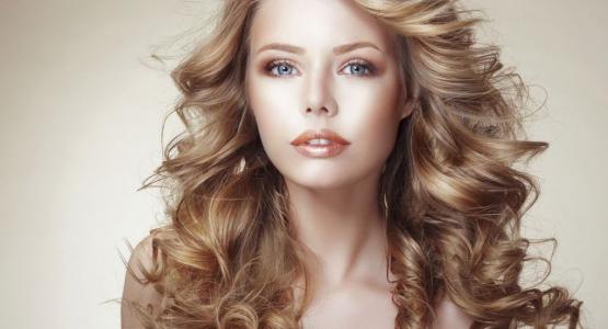 tenue parfaite cheveux boucles fer a lisser