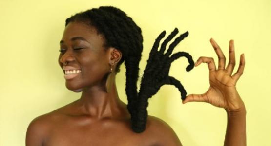 une jeune ivoirienne de ses cheveux afros de véritables sculptures