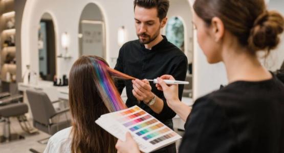 Guide Complet des Colorations Cheveux : Techniques, Soins et Inspirations 2025