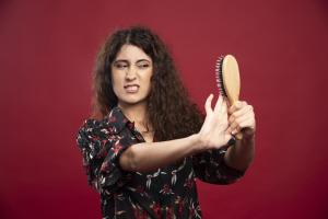 Pourquoi et comment nettoyer sa brosse à cheveux