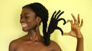 une jeune ivoirienne de ses cheveux afros de véritables sculptures