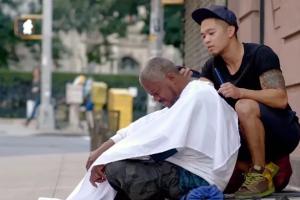 coiffeur New Yorkais pour les sans-abris