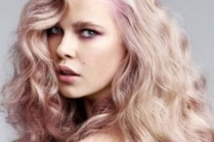 Cheveux blond et nuances de rose