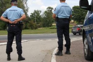 Conduire en se rasant les cheveux
