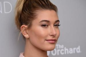 hailey baldwin cheveux roses flashys
