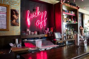 enlever son man bun pour un verre d'alcool