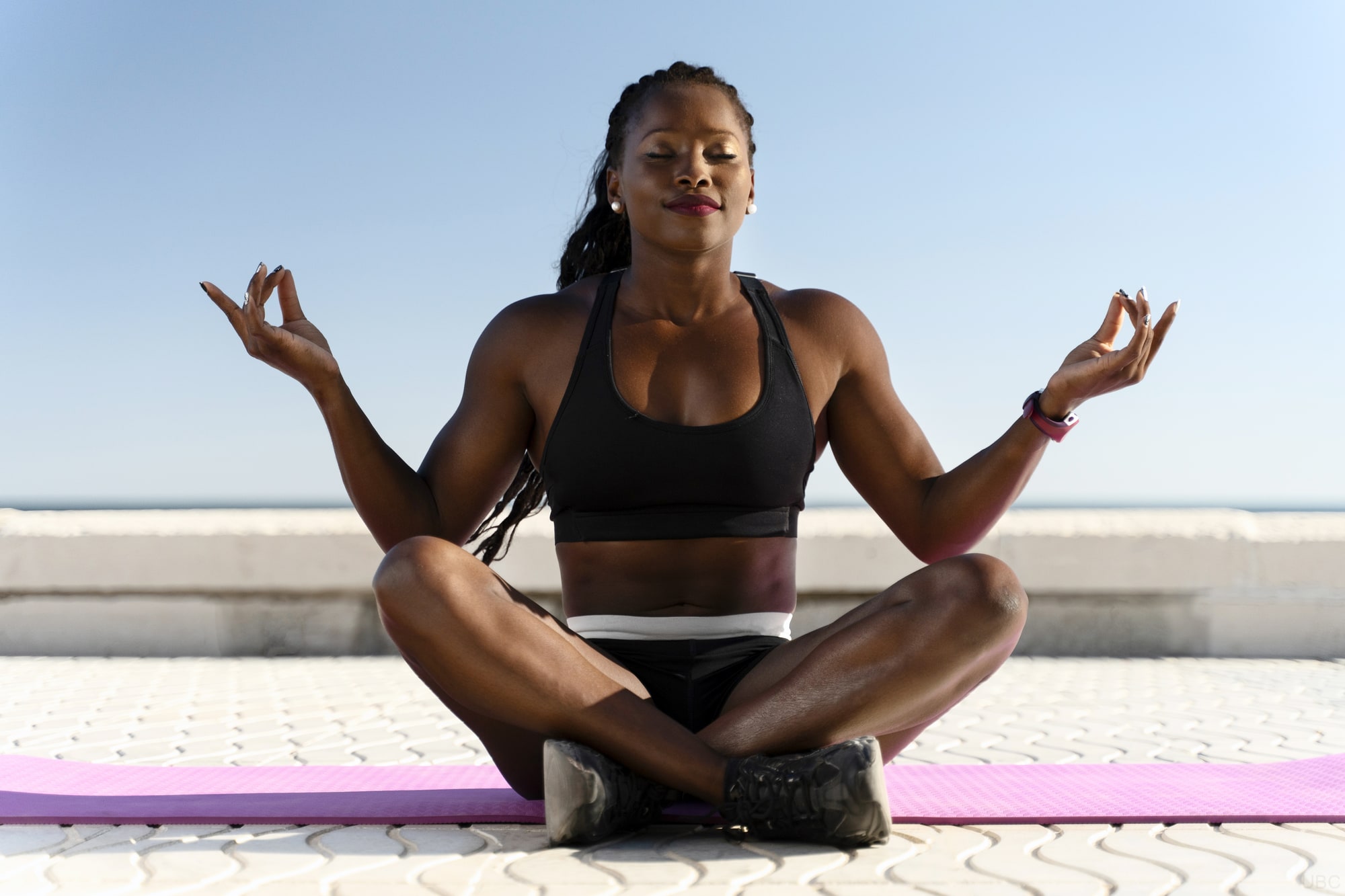 Une femme pratiquant le yoga