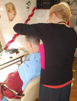 Les restos du coeur coiffent aussi les bénéficiares Les restos du coeur coiffent aussi les bénéficiares