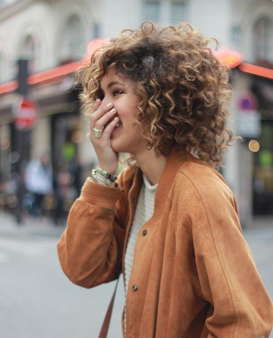 Cheveux bouclés et frisés