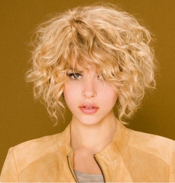 Cheveux bouclés et frisés