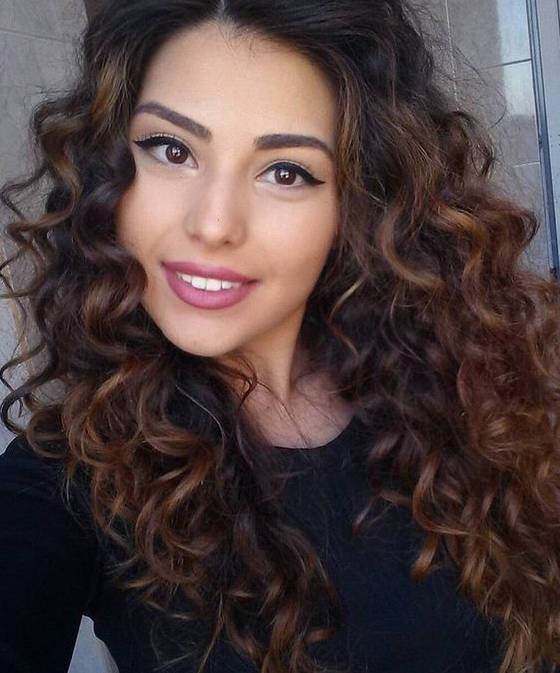 Cheveux bouclés et frisés