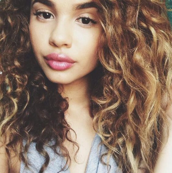 Cheveux bouclés et frisés