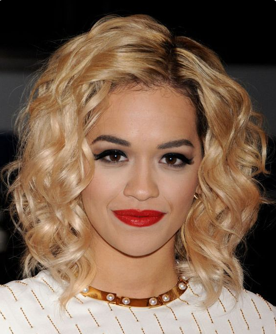 Cheveux bouclés et frisés