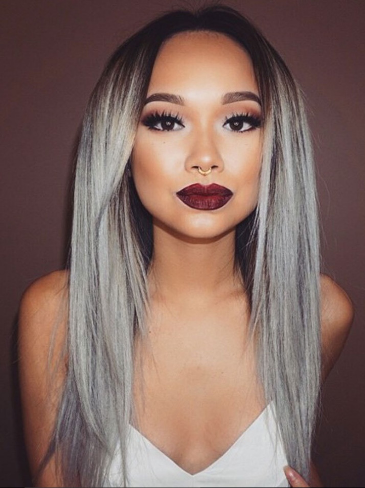 La couleur de cheveux  gris  toujours  la mode