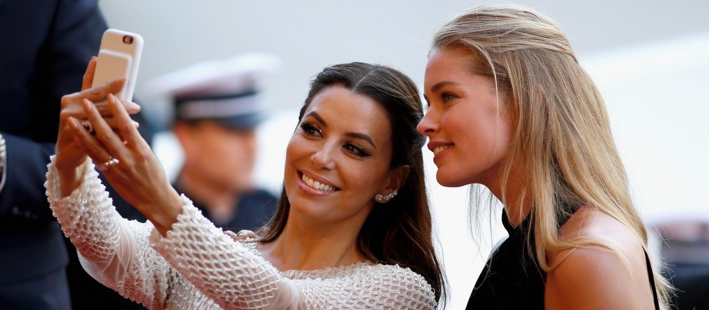 Demi-queue Eva Longoria sur le tapis rouge