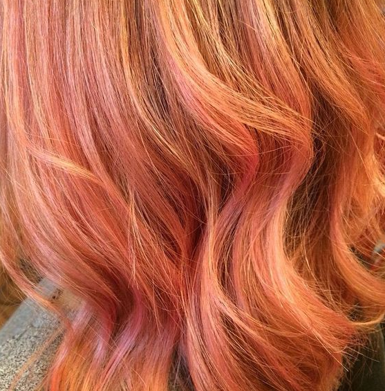 coloration roux avec des reflets blonds