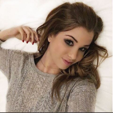 EnjoyPhoenix avec les cheveux longs