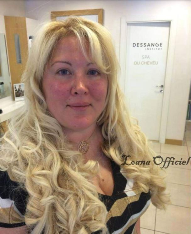 Loana en plein selfie