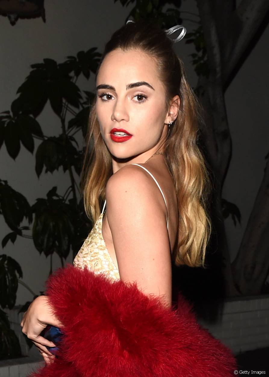 SUKI WATHERHOUSE queue nouée